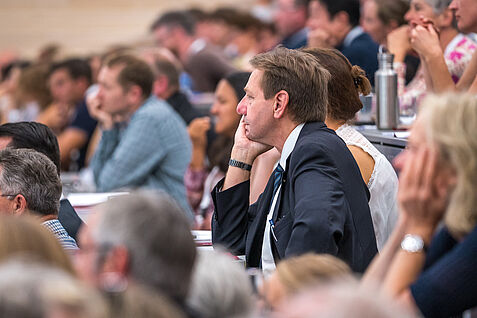 Bild: JKI-Präsident Dr. Georg F. Backhaus im Auditorium der Dt. Pflanzenschutztagung Hohenheim 2018 © Robert Zech JKI-Präsident Dr. Georg F. Backhaus im Auditorium der Dt. Pflanzenschutztagung Hohenheim 2018 © Robert Zech
