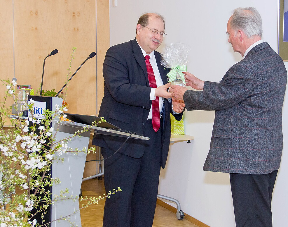 JKI-Vize Prof. Zwerger gratuliert Neumann nachträglich mit JKI-Honig © Kaufmann/JKI