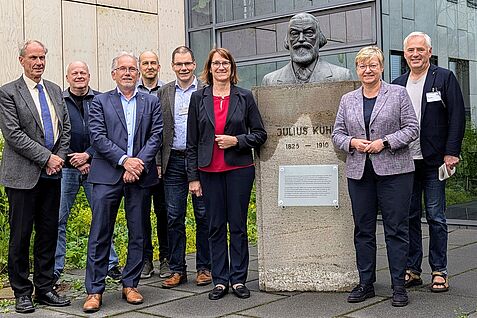 (© Haberkorn/JKI) Vordere Reihe v.l.n.r.: Dr. Eberhard Brecht (MdB a.D.), JKI-Präsident Prof. Dr. Frank Ordon, Dr. Franziska Kersten, Frauke Heiligenstadt. Hinten, v.l.n.r.: Dr. Frank Hartung, Dr. Holger Zetzsche, Dr. Albrecht Serfling, Prof. Dr. Frank Marthe.