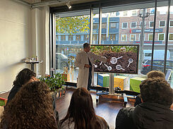 ... die Oberstufenschülerinnen und -schüler lernten Fadenwürmer als Player im Mikrokosmos Boden kennen und erfuhren wissenswertes über Julius Kühns Forschung zu pflanzenparasitären Arten. Foto: Sarah Barnert/JKI