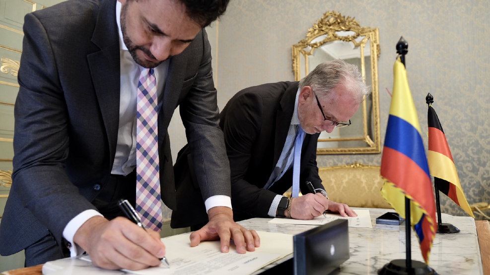 v.l.n.r. Agrosavia-Geschäftsführer Jorge Mario Díaz Luengas und JKI-Präsident Frank Ordon bei der Unterzeichnung des Letters of Intent in Bogotá.