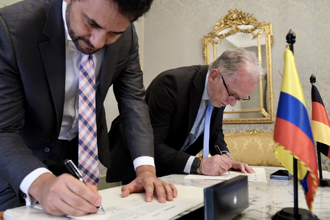 Unterzeichnung der Absichtserklärung. (© BMEL) v.l.n.r. Agrosavia-Geschäftsführer Jorge Mario Díaz Luengas und JKI-Präsident Frank Ordon bei der Unterzeichnung des Letters of Intent in Bogotá.