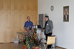 Dr. Torsten Will wird angekündigt von Dr. Thomas Nothnagel. (© Anna Schönekerl)