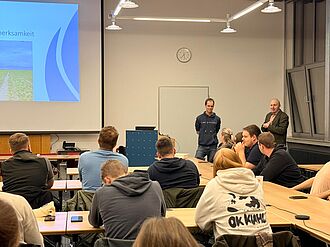 Dr. Bernd Rodemann (rechts) stellt die Arbeiten des JKIs und des Instituts A vor. Dr. Johannes Hausmann (links) berichtet im späteren Verlauf über aktuelle Forschungsarbeiten zur Schilf-Glasflügelzikade (© Patrizia Lauke/JKI)
