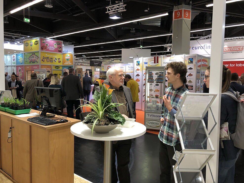 
	Dr. Eckhard Koch vom JKI Darmstadt im Gespräch mit Biofach-Messebesuchern.© S.Hahn/JKI
