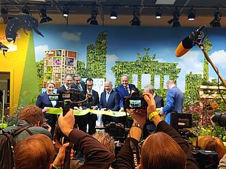 Minister Özdemir konnte nur kurz seine Messehalle am ersten Tag der Grünen Woche besuchen.