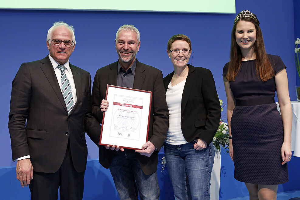 Prämierung Beste REGENT-Weinerzeuger 2016 "Großes Weingut" IGW Berlin (von li: PSts Peter Bleser (BMEL), Ehepaar Bungert-Mauer (Preisträger), Christina Schneider (Dtsch. Weinprinzessin)