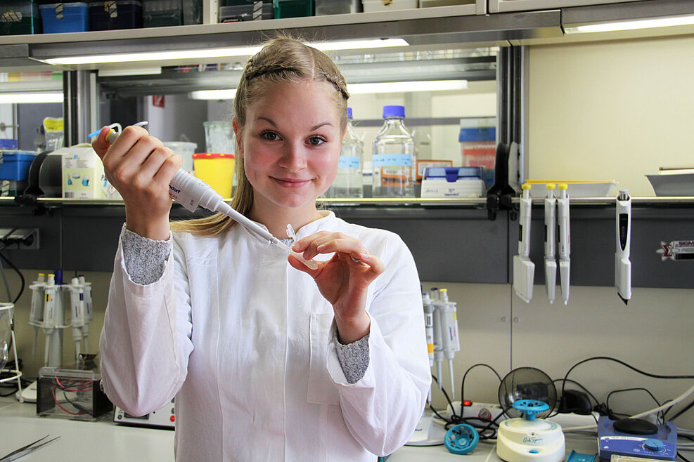 Biologielaborantin Hannah Ziesche (SB) © G. Leefken/JKI