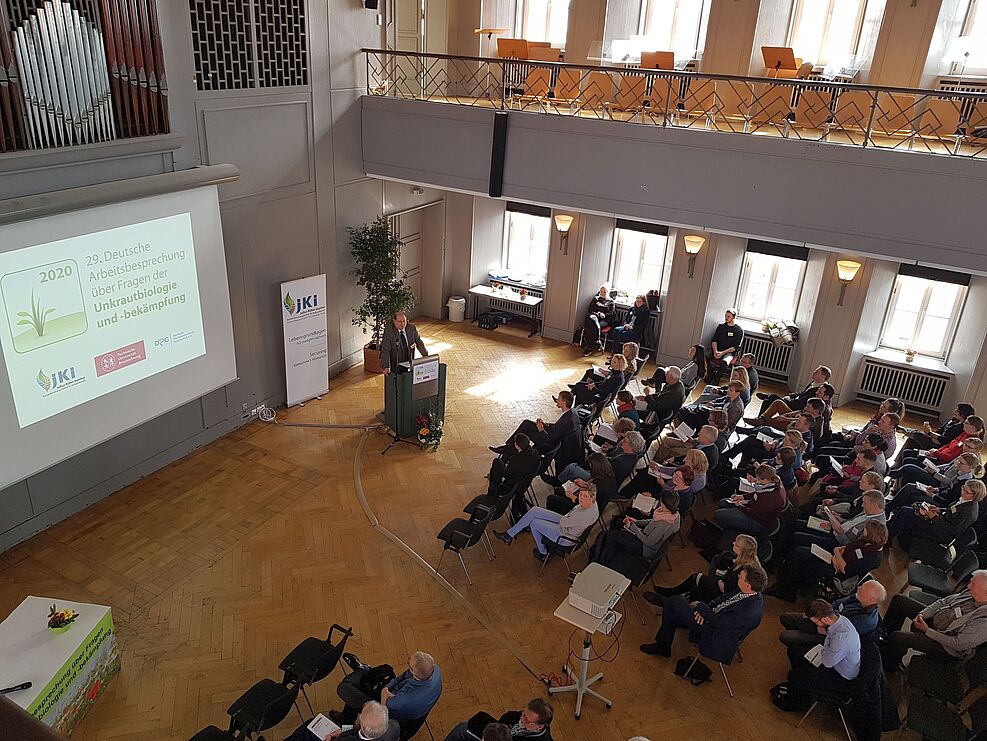 Prof. Zwerger begrüßt die Teilnehmer der Unkrauttagung im Foyer im Haus der Wissenschaft in Braunschweig. ©Johannes Kaufmann/JKI