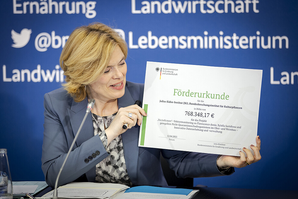 Bundeslandwirtschaftsministerin Klöckner übergab per Videoschalte die Förderbescheide für neue Foschungsverbundvorhaben © BMEL/Photothek/Schmitz