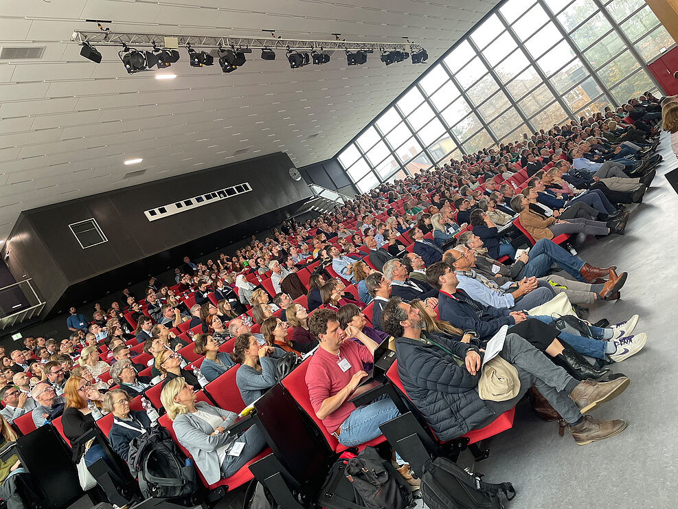 
	1,100 participants gathered at the German Plant Protection Conference in Braunschweig. The hall was full during the plenary discussion. © S. Barnert / JKI)
