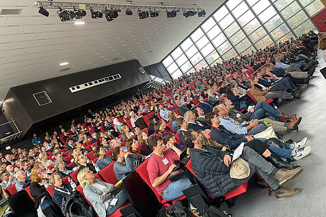 1,100 participants gathered at the German Plant Protection Conference in Braunschweig. The hall was full during the plenary discussion. © S. Barnert / JKI)
