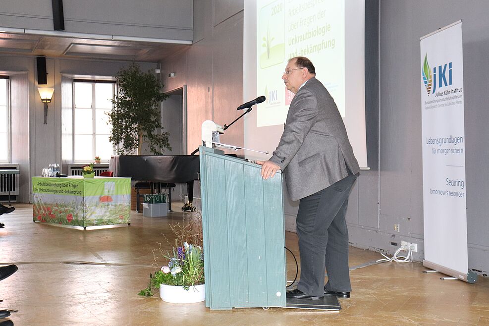 
	Prof. Zwerger begrüßt die Teilnehmer der Unkrauttagung im Foyer im Haus der Wissenschaft in Braunschweig. ©Annika Behme/JKI
