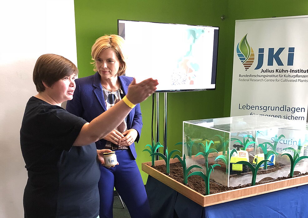 
	Landwirtschaftsministerin Julia Klöckner besuchte die JKI-Themenstände zum Tag der offenen Tür ihres Ministeriums

