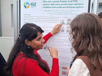Award winner Shristee Panthee (IGZ Großbeeren) at her poster. ©