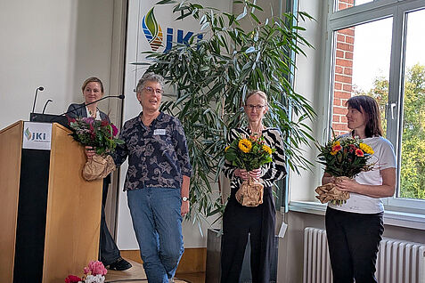 Prof. Dr. Regina Verena Taudte, president of the DGMet society and three Berlin organizers. Nicole van Dam (Left) thanks Karin Gorzolka (middle) for being the local host also on behalf of co-organizer Jennifer Kirwan (right). ©