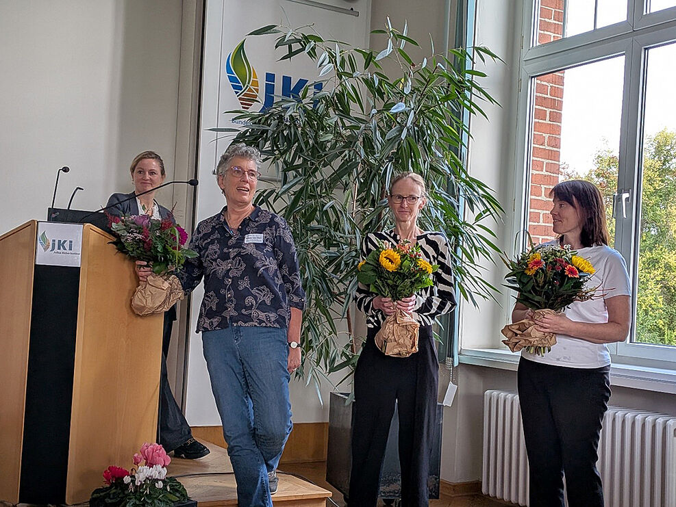 
	Prof. Dr. Regina Verena Taudte, president of the DGMet society and three Berlin organizers. Nicole van Dam (Left) thanks Karin Gorzolka (middle) for being the local host also on behalf of co-organizer Jennifer Kirwan (right). ©
