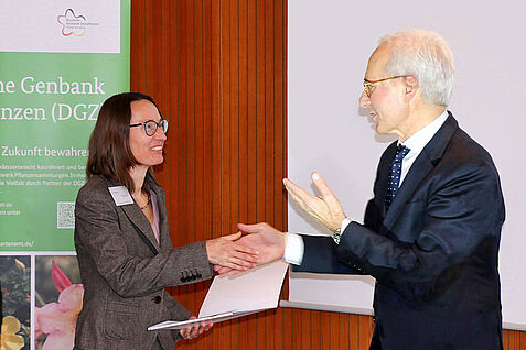 Dr. Sylvia Plaschil (JKI) erhält vom Präsidenten des Bundessor Dr. Sylvia Plaschil (JKI) erhält vom Präsidenten des Bundessortenamts, Udo von Kröcher, Partnerschaftsurkunde der Deutschen Genbank Zierpflanzen (© Maryse Huve/Bundessortenamt)