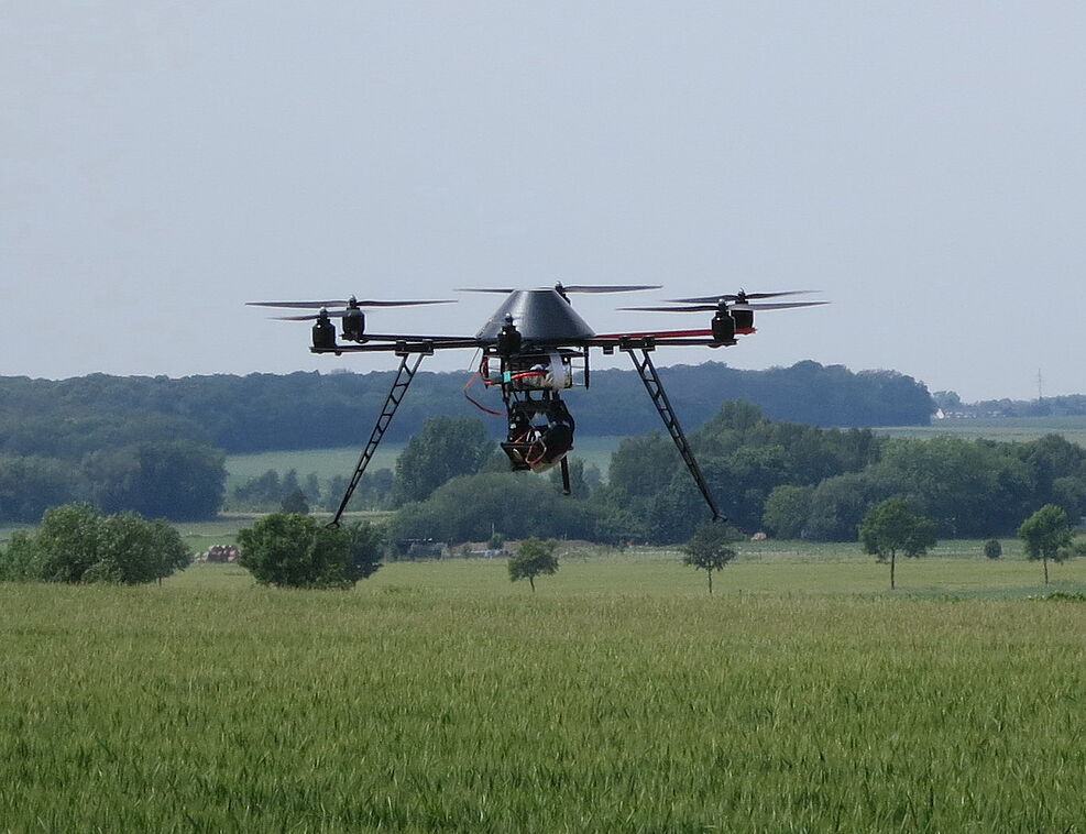 Digitale Helfer: Drohnen, Maschinelles Lernen und künstliche Intelligenz helfen, Unkräuter auf dem Feld zu erkennen. So können größere Flächen und Datenmengen untersucht und verarbeitet werden. ©JKI