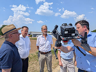 Demonstration drohnengestützter Fernerkundung. V.l.n.r.: Prof. Dr. Frank Ordon (Präsident JKI), Dr. Hinrich Snell (BMLEH), Prof. Dr. Andreas Graner (ehemals IPK Leibniz-Institut), Prof. Dr. Andreas Stahl (Leitung JKI-Institut für Resistenzforschung und Stresstoleranz). © Isabel Haberkorn