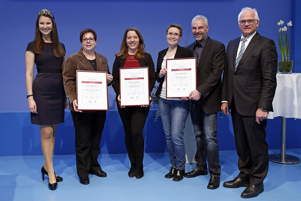 Beste REGENT-Weinerzeuger 2016, Prämierung auf IGW 2017 durch BMEL (von li: C. Schneider, Dtsch. Weinprinzessin; Preisträger in drei Kategorien; PSts Peter Bleser, BMEL