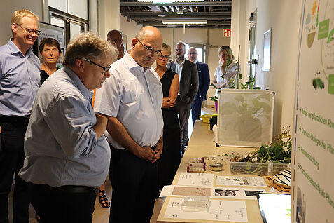 Der Phytochemiker Dr. Torsten Meiners vom JKI (r.) stellt dem BMLEH-Staatssekretär die Metabolomforschung zur Züchtung insekten- und pilzresistenter Pflanzen vor. © C. Gattermann/JKI