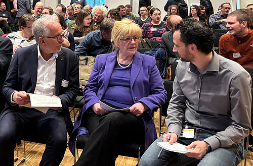 Trafen sich nicht zum ersten Mal, aber erstmals auf der Bienentagung, v.l. JKI-Präsident Frank Ordon, Braunschweigs Wissenschaftsdezernentin Dr. Anja Hesse und Wissenschaftsredakteur der Braunschweiger Zeitung Johannes Kaufmann. © S. Barnert/JKI