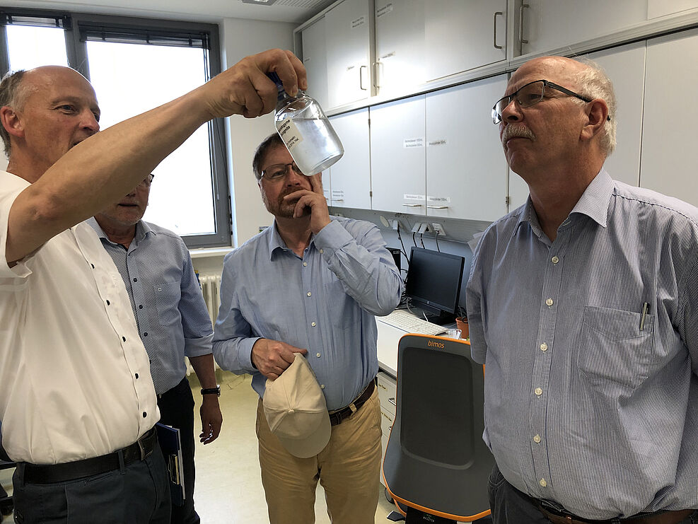 Dr. Johannes Hallmann zeigt Kammerprädident Gerhard Schwetje (r.) ein Glas mit Nematoden © S. Hahn/JKI