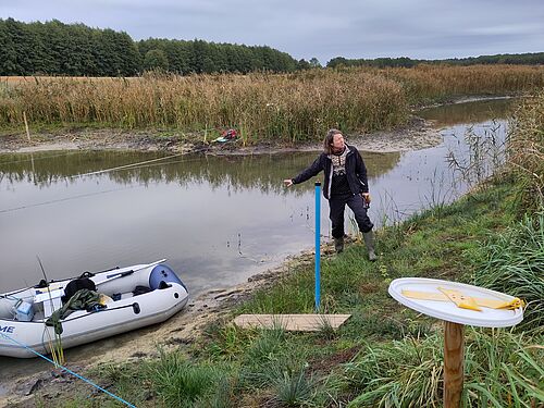 Die Probennahme des JKI von Sediment im wiedervernässten Agrarkleingewässer ist Zeit- und Materialaufwändig.