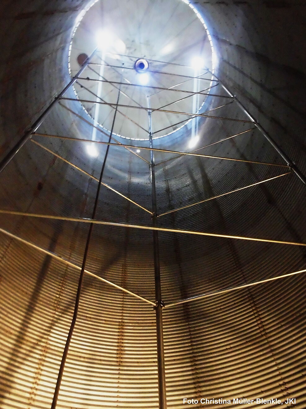 Blick vom Siloboden zur Decke erstreckt sich das Röhrensystem zur akustischen Früherkennung von Fraßgeräuschen © C. Müller-Blenkle/JKI