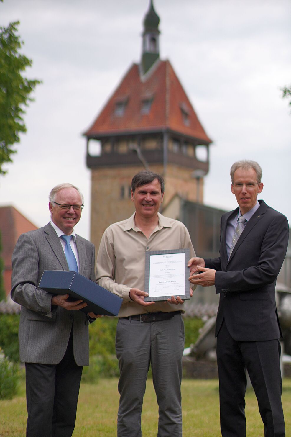 Vor der Kulisse des Geilweilerhofs stehen von links nach rechts: Prof. Dr. Reinhard Töpfer (Leiter der JKI-Rebezüchtung), Preisträger Prof. Dr. Jochen Bogs und Dr. Andreas Kortekamp (2. Vorsitzender Förderer und Freunde des Instituts für Rebenzüchtung)