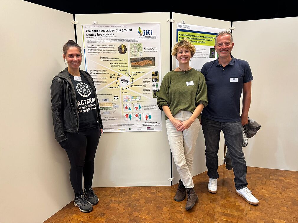 Ein Teil des BeesUp-Teams nahm ebenfalls an der Tagung teil: Jana Deierling (links) und Projektleiter Henri Greil (rechts) freuen sich mit Hanna Gardein (Mitte).