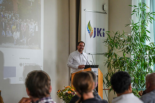 Bei Dr. Til Feike von der Stabstelle Klima des JKI liefen die Aktivitäten zu den 18 Klimaschutzprojekten die im Bundesforchungssinstitut für Kulturpflanzen bearbeitet wurden zusammen. Hier begrüßt er als Gastgeber die Teilnehmenden des Abschlusstreffens RessortForschtKlima. © A. Shawon/JKI