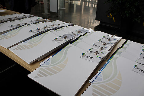 Namenschilder der beteiligten Kolleginnen und Kollegen. (© Anna Schönekerl)