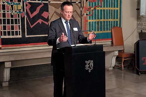 Dr. Hinrich Snell, Leiter des Referates 733 „Pflanzenschutz, Pflanzengesundheit“ im Bundesministerium für Landwirtschaft, Ernährung und Heimat (BMLEH) würdigte in seinem Grußwort zum 10-jährigen Geburtstag des JKI-Bienenschutzes den Beitrag des Instituts zum Schutz von Honigbienen und Wildbienen in Agrarökosystemen. © S. Erler/JKI