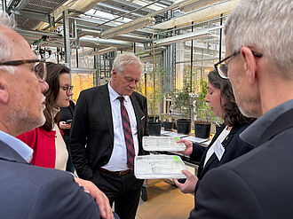 Bundeslandwirtschaftsminister Alois Rainer (Mitte) besuchte am 12. mai den Hauptsitz des Julius-Kühn-Instituts in Quedlinburg. © S. Barnert/JK