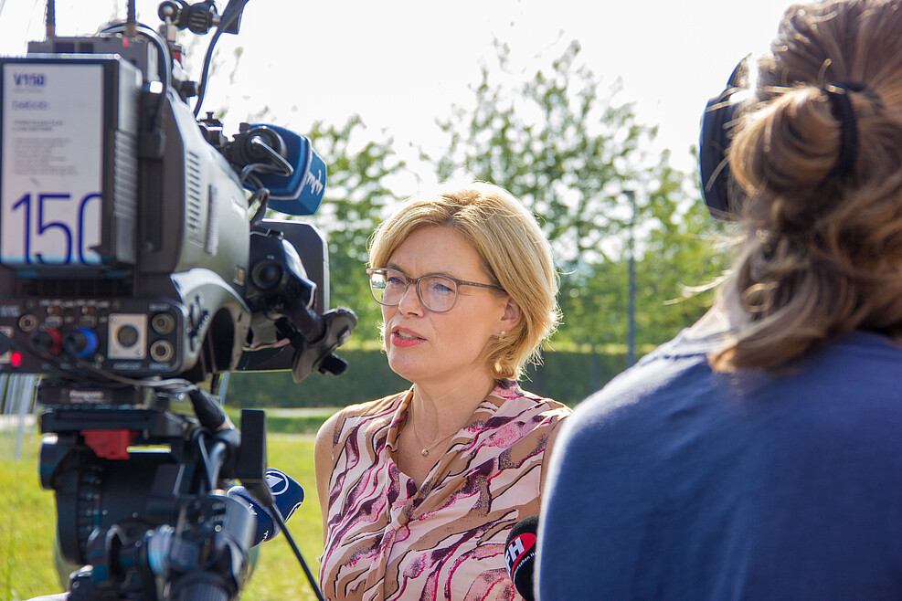 Der Besuch von Bundeslandwirtschaftsministerin Julia Klöckner am 8.9.21 am  JKI-Hauptsitz in Quedlinburg stieß auf reges Medieninteresse. © J.Kaufmann/JKI