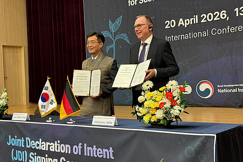 (v. l.) Dr. Jehoon Sung, Präsident des Südkoreanischen National Institute of Agricultural Sciences (NAS) und Prof. Dr. Johannes Jehle, als Repräsentant des Julius Kühn-Instituts (JKI) und Leiter des JKI-Instituts für Biologischen Pflanzenschutz unterzeichnen in Jeonju die „Joint Declaration of Intent“ zwischen beiden staatlichen Forschungsinstituten, die eine Forschungskooperation anstreben, umso zur Weiterentwicklung einer nachhaltigen Landwirtschaft durch anwendungsorientierte Spitzenforschung beizutragen. © J. Pistorius/JKI