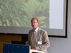 Auch Friedel Cramer, Präsident des Bundesamts für Verbraucherschutz und Lebensmittelsicherheit (BVL) verabschiedete mit Zwerger "das Gesicht der Zulassung des JKI".