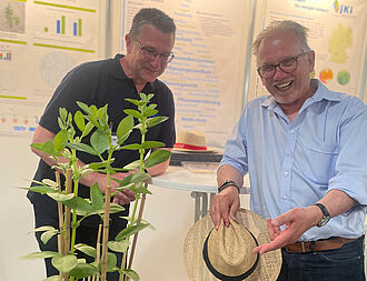 Dr. Heiko Ziebell und Prof. Dr. Ordon am JKI-Stand. © Sarah Barnert/JKI
