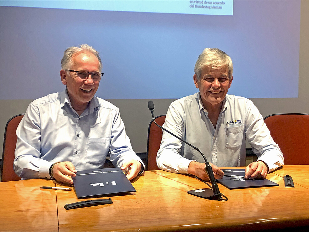 INIA-Präsident José Bonica und Prof. Frank Ordon erneuern die alten Kooperationsvereinbarung ihrer Forschungseinrichtungen.