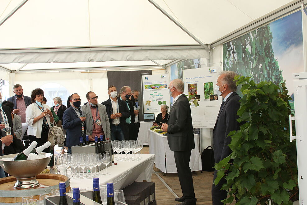 JKI President Ordon and Prof. Töpfer, Head of the Institute for Grapevine Breeding, welcome the delegation of EU Agriculture Ministers in the JKI pavilion | (c) Kicherer/JKI