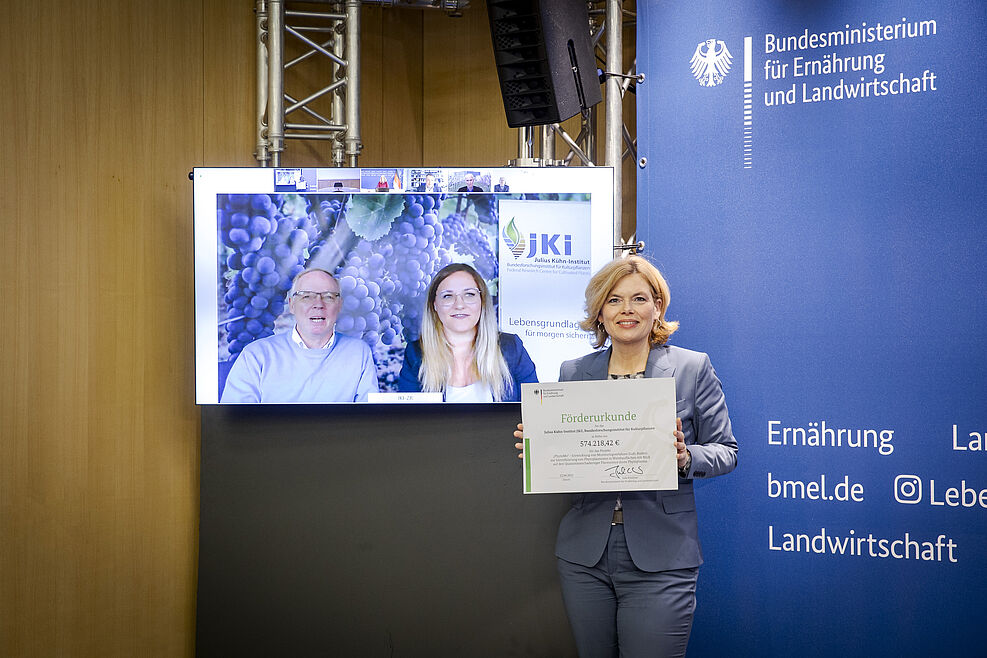 v.r.: Landwirtschaftsministerin Julia Klöckner übergibt der JKI-Koordinatorin von PhytoMo Dr. Anna Kicherer und Prof. Dr. Reinhard Töpfer den Förderbescheid des BMEL© BMEL/Photothek/Schmitz