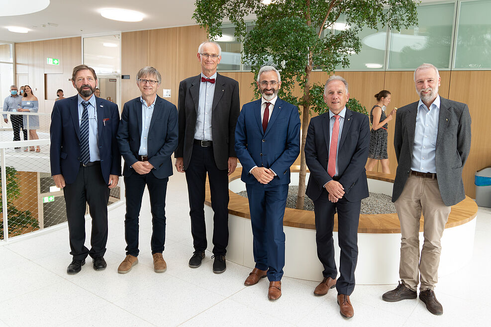 V.l.n.r.: Ehemaliger JKI-Präsident Georg F. Backhaus, Forschungskoordinator Holger Beer (JKI), Institutsleiter Jelkmann (JKI OW), Dr. Michael Oberhuber (Versuchzentrum Laimburg, Südtirol), JKI-Präsident Frank Ordon u. stellv. Institutsleiter