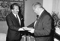 Dr. A. Huger erhielt 1989 für spektakulären biologischen Bekämpfungserfolg gegen gefürchteten Palmensschädling Oryctes rhinoceros Bundesverdienstkreuz