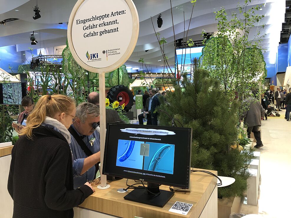 Besucher können sich am JKI-Stand Pflanzenschädlinge wie Nematoden unter dem Mikroskop anschauen.