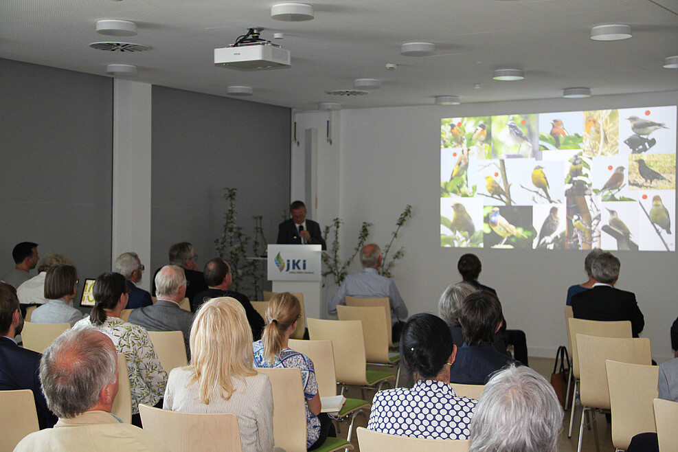 Dr. Karsten Klopp von der Obstbauversuchsanstalt Jork resümiert in seinem Vortrag: "Biodiversität im Obstbau kann sich sehen lassen"! © Leefken/JKI