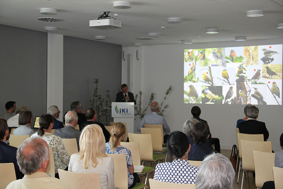
	Dr. Karsten Klopp von der Obstbauversuchsanstalt Jork resümiert in seinem Vortrag: "Biodiversität im Obstbau kann sich sehen lassen"! © Leefken/JKI
