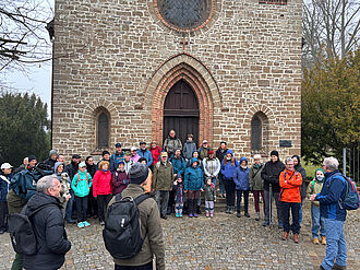 Prof. Dr. Henrik Hartmann begrüßt die zahlreichen Wanderer und Medienvertreter vor der Dorfkirche Stecklenberg. © Sarah Barnert/JKI
