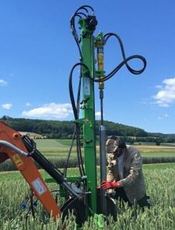 Soil core sampling at the Institute for Sugar Beet Research´s experiment station in Harste (Adriana Giongo, JKI)